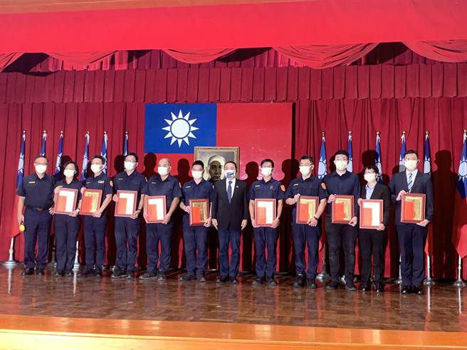 新北市长侯友宜今颁奖表扬防疫楷模、忠勤忠勇官警，并为12名升职官警授阶。（王扬杰摄）