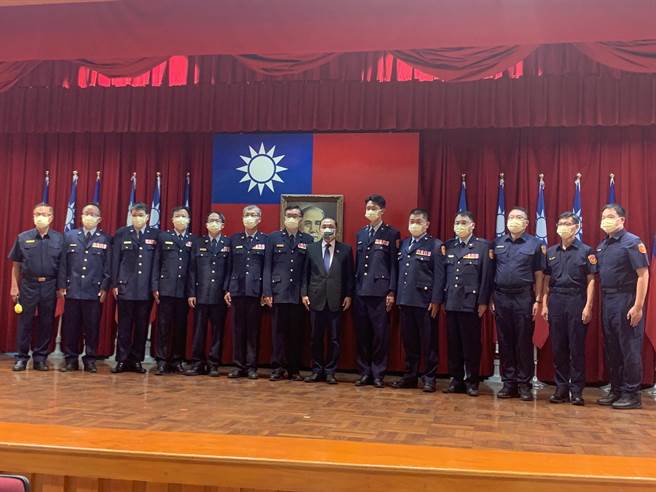 新北市长侯友宜今颁奖表扬防疫楷模、忠勤忠勇官警，并为12名升职官警授阶。（王扬杰摄）