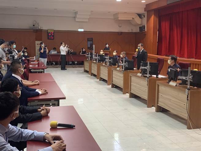 新北市长侯友宜今颁奖表扬防疫楷模、忠勤忠勇官警，并为12名升职官警授阶。（王扬杰摄）