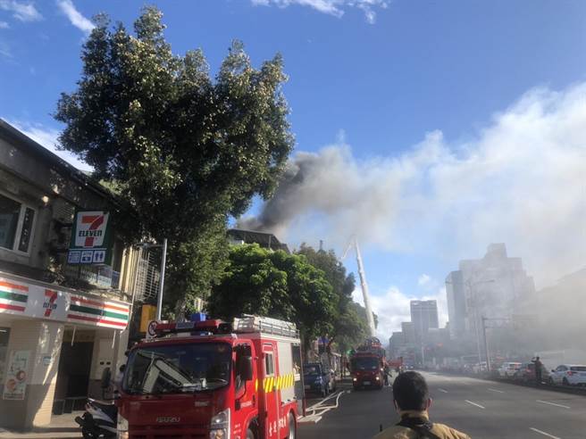 北市重庆北路一处公寓6日下午2点58分发生火警。（图／李文正翻摄）