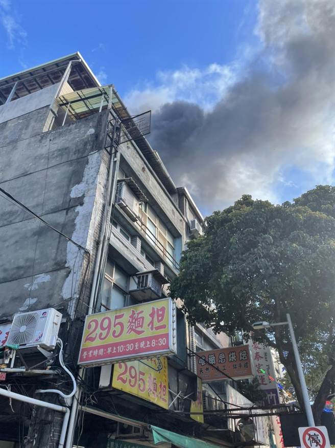 重庆北路一栋公寓4楼发生火警，警消刚刚已控制火势。（图／李文正翻摄）