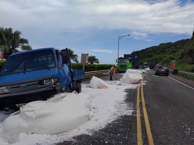 大量塑胶粒原料散落路面。（民眾提供）