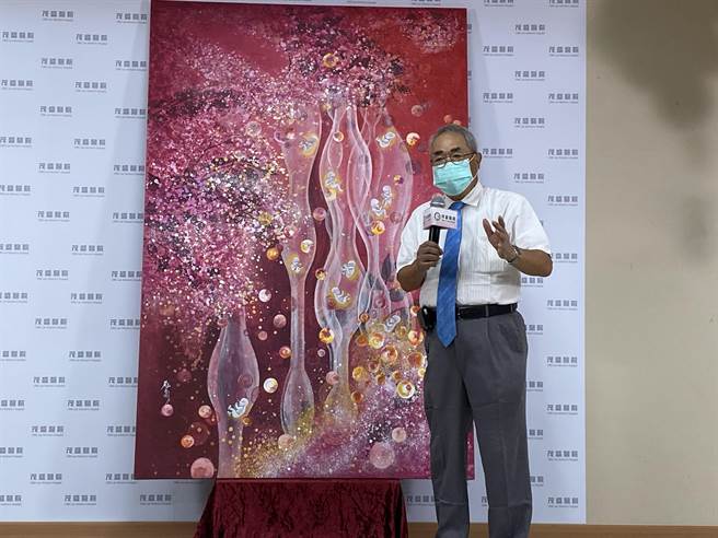 茂盛医院院长李茂盛也感谢江屘菊赠画，并说画作里有生殖医学的轮廓。（冯惠宜摄）
