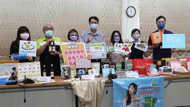 台南市政府经发局结合台南购物节，推出「抽奖序号双倍送」活动，凡消费100元即可加码获得2组抽奖号，满200获4组，买愈多中奖机会愈多。（张毓翎摄）