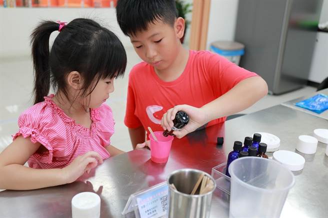 虹泰水凝胶世界馆长梁雅楹表示，近期来了很多亲子家庭参观、做DIY体验。（虹泰水凝胶世界提供／张毓翎台南传真）