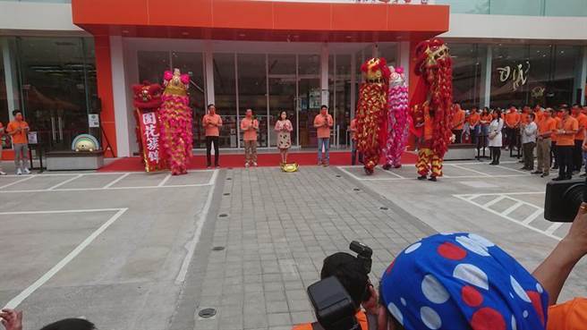 （统一集团优质生活馆全台首店10月6日盛大开幕，邀请统一集团董事长罗智先(右一)、统一集团美丽事业部董事长高秀玲(右二)等人出席活动。图／林宪祥摄）