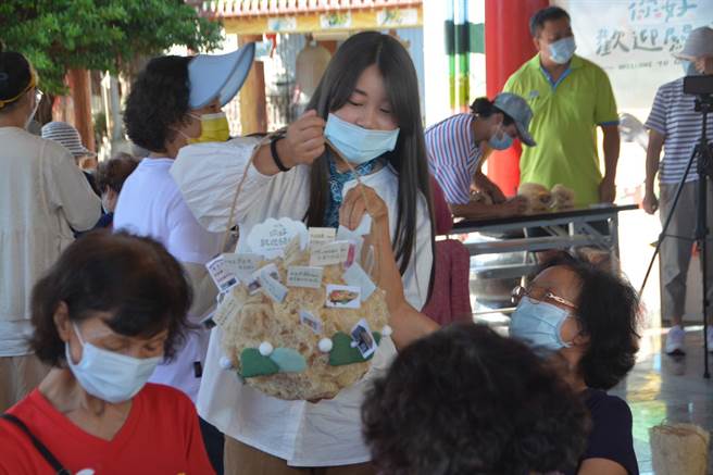 台东县关山镇每年10月都会举办夜访关山游龙守护关山圳活动，今年来自台南的女大生发挥创意以丝瓜制成迎宾灯笼。（蔡旻妤摄）