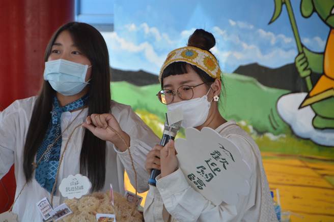 台东县关山镇每年10月都会举办夜访关山游龙守护关山圳活动，今年来自台南的女大生发挥创意以丝瓜制成迎宾灯笼。（蔡旻妤摄）