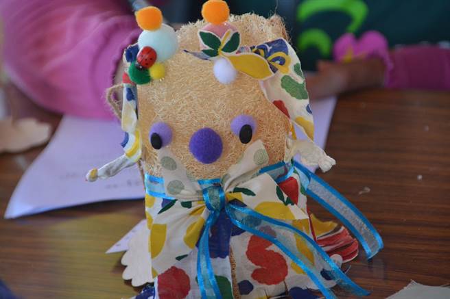 台东县关山镇每年10月都会举办夜访关山游龙守护关山圳活动，今年来自台南的女大生发挥创意以丝瓜制成迎宾灯笼。（蔡旻妤摄）