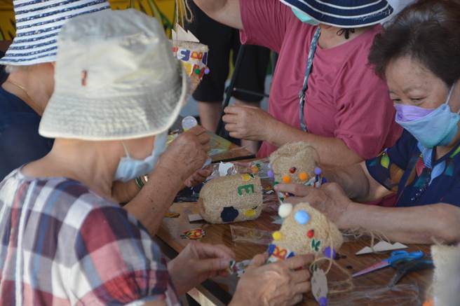 台东县关山镇每年10月都会举办夜访关山游龙守护关山圳活动，今年来自台南的女大生发挥创意以丝瓜制成迎宾灯笼。（蔡旻妤摄）