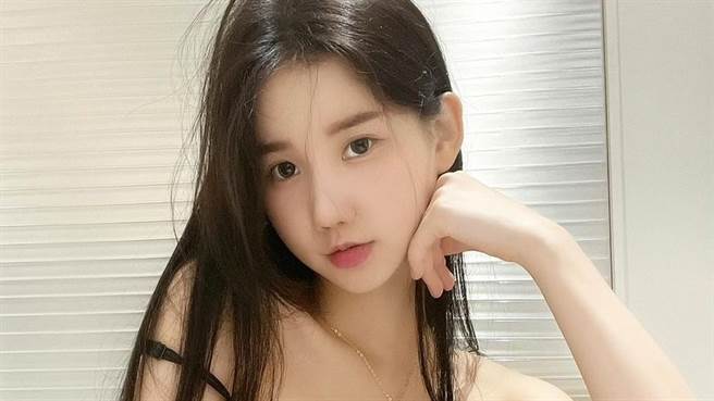 韓國網紅MIU近日曬出火辣的比基尼照，令網友再度噴鼻血。（圖／IG@2km2km）