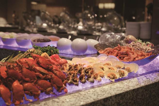 持纸本五倍券至新竹喜来登「盛宴自助餐厅」满1000现折2000。（业者提供）