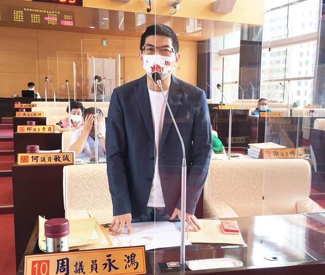 市议员周永鸿6日于市议会为民请命说，部分街友因没有健保卡无法预约五倍券，社会局应该主动关心并协助。（陈世宗摄）