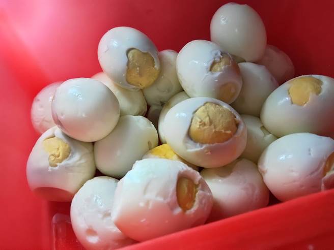 水煮蛋到底要怎么剥的漂亮？有内行人回应，蛋煮好后把外壳敲出裂痕，然后泡冷水，拿起来一秒就能剥落。（图／翻摄自脸书 家常菜） 