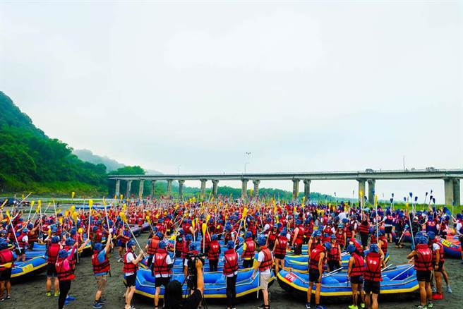 東海岸秀姑巒溪泛舟活動，每年吸引大批遊客體驗，環保局與當地業者都嚴格把關，勿增加垃圾並污染海洋。（東管處提供／王志偉花蓮傳真）