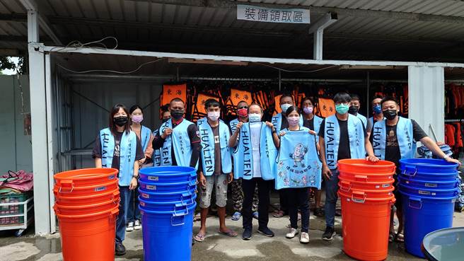 環保局與當地泛舟業者組環境守門員，向遊客宣導垃圾勿亂丟棄。（花蓮縣環保局提供／王志偉花蓮傳真）