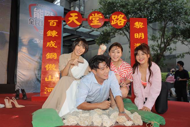 三立电视与国防部连续三年携手打造史上最强的军事旗舰节目「能战！全民新视界」，透过镜头忠实呈现国军官兵精实训练的面貌，画面惊险刺激不容错过。(戴志扬翻摄)