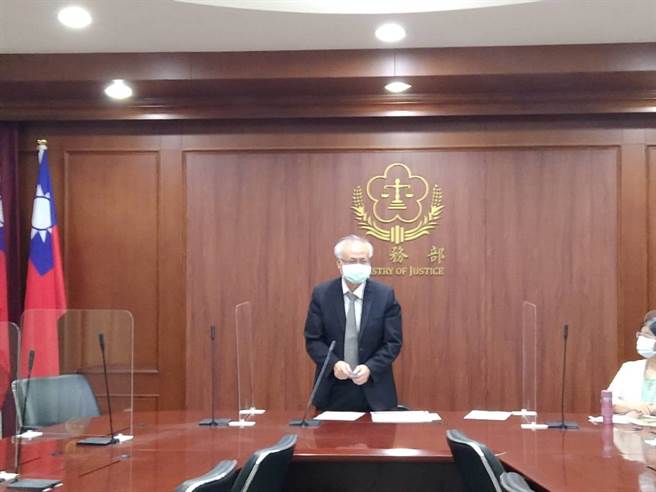 法务部常次张斗辉说明检察、行政执行机关研商扩大推动侦查中变价业务。（陈志贤摄）