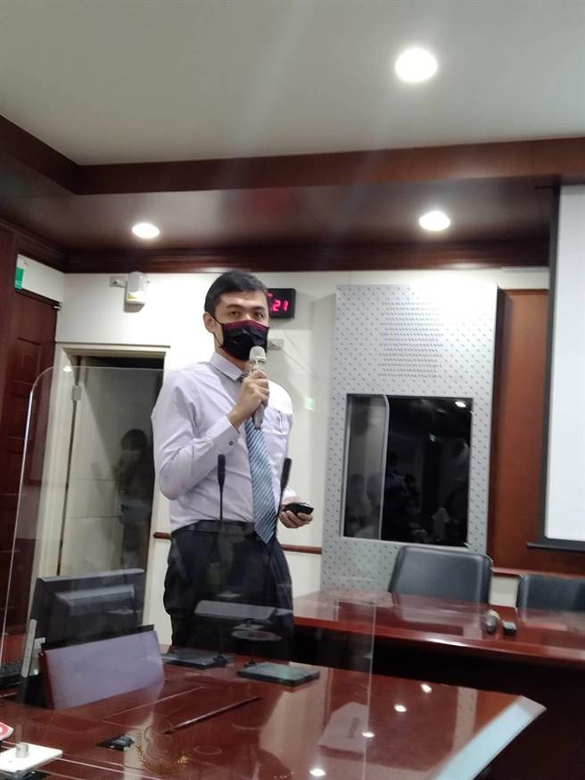 法务部检察司检察官说明检察、行政执行机关研商扩大推动侦查中变价业务。（陈志贤摄）