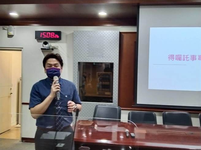 法务部行政执行署执行官说明检察、行政执行机关研商扩大推动侦查中变价业务。（陈志贤摄）