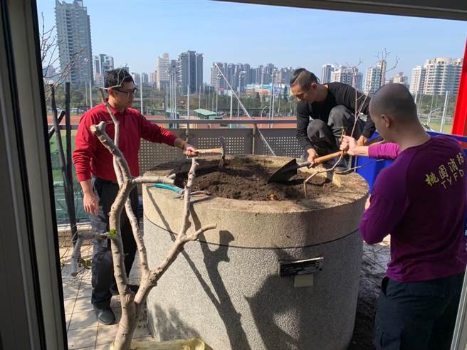 青埔分队义消副小队长邱益森（中）带领消防员动手做园艺纾压。（青埔分队提供／吕筱蝉桃园传真）