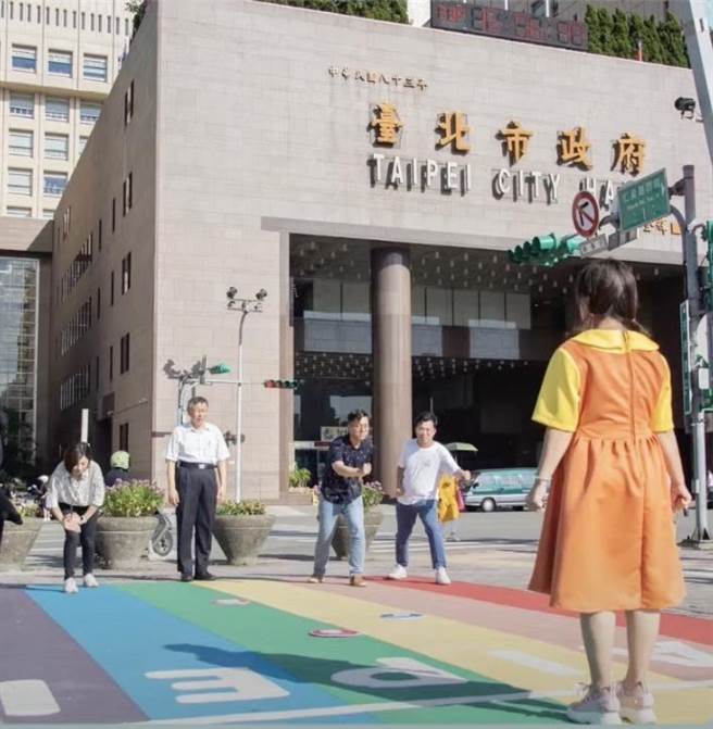 台北市長柯文哲為衝熊好券登記數，找來議員游淑慧扮演木頭人娃娃，希望搭上韓劇「魷魚遊戲」的賣座效應。（北市府提供）