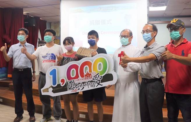 澎湖白沙国中文创银合欢笔「集爱成笔」行动，响应澎湖惠民医院重建计画。（陈可文摄）