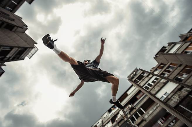 一名毒犯為了躲避警方追緝，化身成為蜘蛛人，從大樓6樓窗外攀爬到7樓遮雨棚上，卻受困無法動彈。(示意圖/shutterstock)