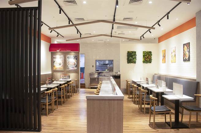 美威鲑鱼首度进驻亲子家庭、上班族群居多的桃园家乐福经国店。（美威鲑鱼提供）