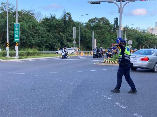 雙十連假，花蓮警方已經備妥交管勤務，在蘇花改路段沿途有員警機動疏導車輛。（新城警分局提供／王志偉花蓮傳真）