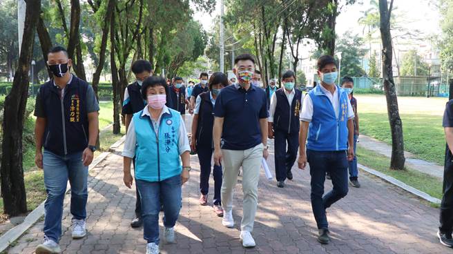 立委江啟臣（右二）、台中市議員張瀞分（左二）、陳本添（右一）及社皮里長涂力旋（左一）等會勘豐原中正公園景觀改善工程。（江啟臣服務處提供／王文吉台中傳真）