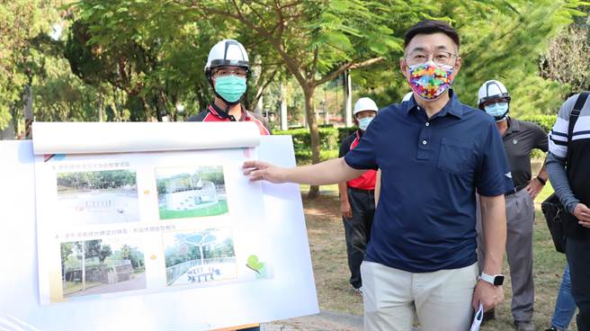立委江啟臣追緊豐原區中正公園景觀改善工程進度。（江啟臣服務處提供／王文吉台中傳真）