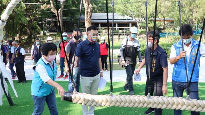 立委江啟臣（左二）提醒有年齡規範的遊具，應做出明確標示。（王文吉攝）