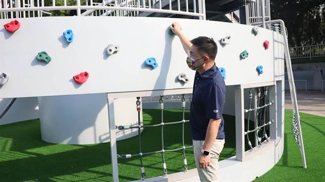 立委江啟臣肯定豐原區中正公園景觀改善工程引進共融式遊具。（江啟臣服務處提供／王文吉台中傳真）