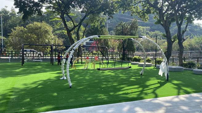 豐原區中正公園景觀改善工程引進共融式遊具，預計11月底前完工。（王文吉攝）