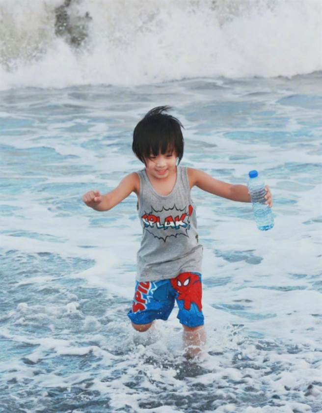 Kimi当年可爱模样，至今仍是许多观眾心中的最萌星二代。(图/ 摘自微博)