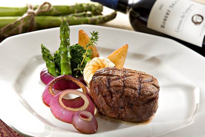 长荣桂冠酒店（台中）在餐饮部分也推出「满千送3千」活动。（长荣桂冠酒店台中提供）