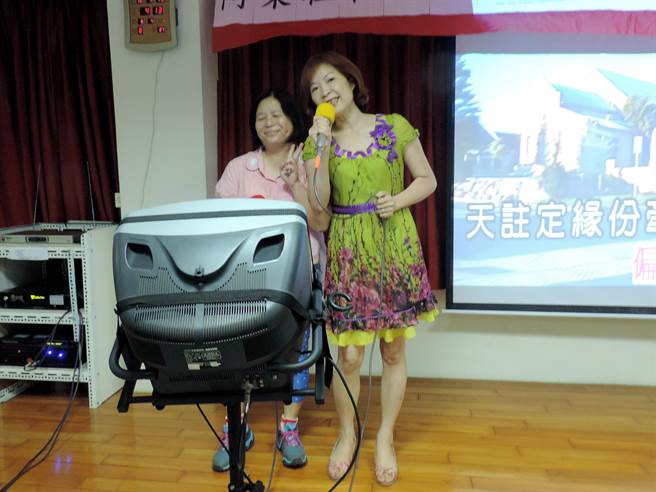  在疫情爆发之前，许多民眾都喜欢前往社区活动中心高歌一曲，不仅是放松心情，也是 日常的社交活动。（罗东镇公所提供／胡健森宜兰传真）