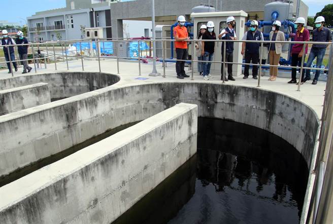 台东市污水资源回收中心6日起正式营运，县长饶庆铃前往视察。（台东县政府提供）