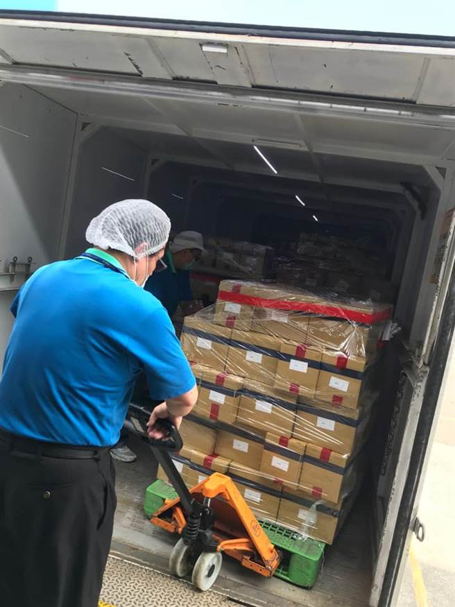 一位疑似物流人員分享載到五倍券心情，「一箱100萬，總共14個億。」（摘自爆廢公社）