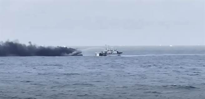 今（6）日下午3时许，新北市金山区外海发生火烧船事件。（影片截图）