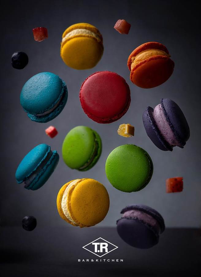 （台北大直英迪格酒店 响应性别人权与尊重多元议题， 以六色彩虹发想缤纷马卡龙，将六色彩虹与其所代表的意义化为覆盆子（红）、柑橘（橙）、百香果（黄）、抹茶（绿）、蓝莓（蓝）与黑醋栗（紫）等讨喜的口味。图／大直英迪格酒店提供）