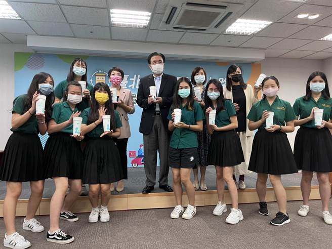 北市环保局与1家外送平台及11家业者合作，6日起以北一女为示范据点，集结商圈内的合作商家启动「循环杯环保外送服务」示范计画。（张颖齐摄）