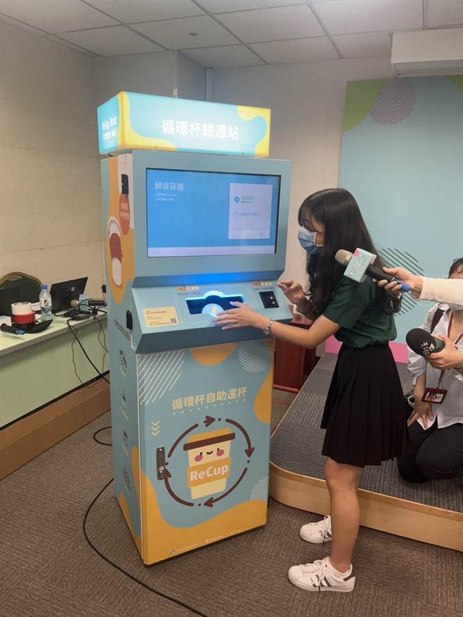 北市环保局与1家外送平台及11家业者合作，6日起以北一女为示范据点，集结商圈内的合作商家启动「循环杯环保外送服务」示范计画。（张颖齐摄）