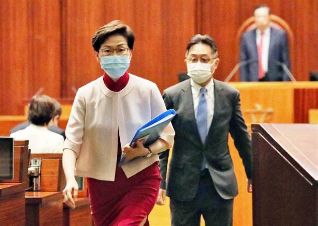 香港特区行政长官林郑月娥（左）6日发表《行政长官2021年施政报告》。（香港中通社）