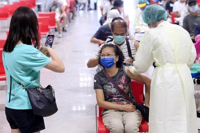 花博争艳馆疫苗接种站6日下午开始施打，1位长者接种时，陪同前来的亲友全程录影，记录下完整接种2剂疫苗的过程。（黄世麒摄）
