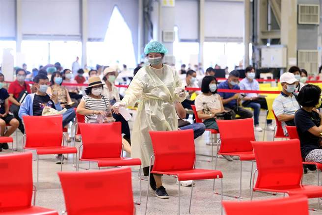 花博争艳馆疫苗接种站6日下午开始施打，医护人员随时以酒精消毒座椅，力求防疫工作滴水不漏。（黄世麒摄）
