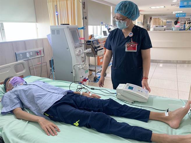 桃园医院服务约370多床洗肾患者，院内有1台身体组成监测仪可协助专业团队严密监控患者身体水分。（桃园医院提供／陈梦茹桃园传真）