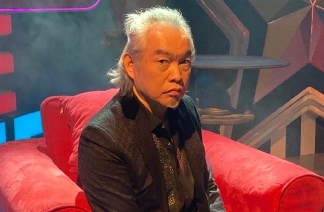 康康近日曝光近照，头髮全白的模样让大家吓了一大跳。(取自康康微博)