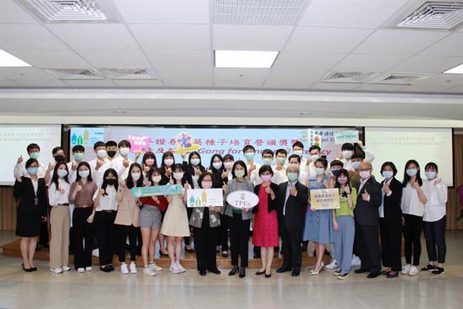 柜买响应世界投资者周活动，金融知识普及敲锣併同大专营竞赛优胜颁奖典礼大合照。图／柜买中心提供